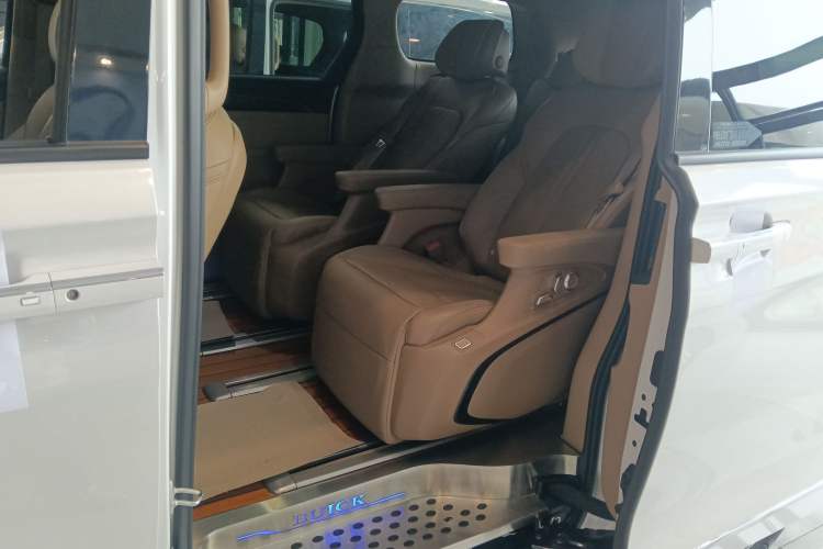 Used Buick GL8 2020 ES Land Cruiser 653T Flagship Model Left Rear Seat