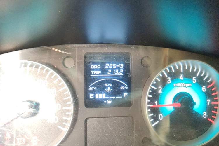 Used Jinbei Gold Hiace 2021 2.0L Passenger Van Travel Lion 7-Seater Odometer Close Up