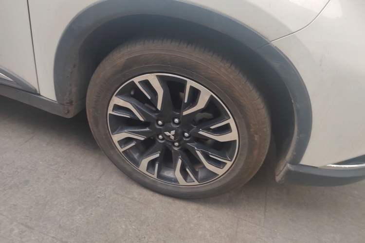 Used Mitsubishi Outlander 2019 2.0L Two-Wheel Drive Comfort Edition 5 Seats China VI Standard Right Front Wheel Hub