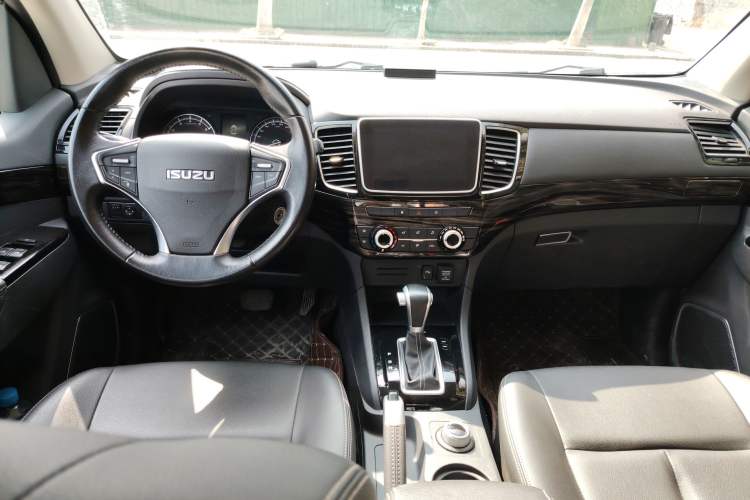 Used Isuzu D-MAX 2022 2.5T Four-Wheel Drive Automatic Diesel Ultra-Luxury Edition JE4D25Q6A
