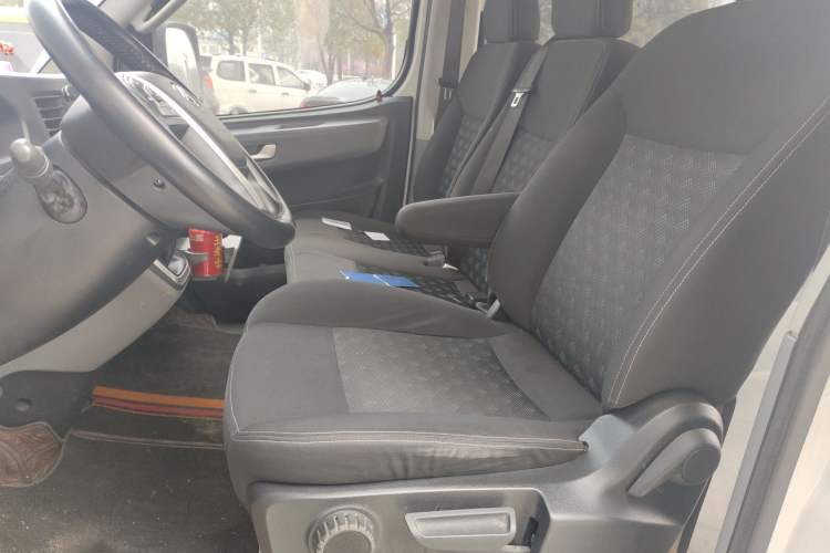 Used SAIC MAXUS Xintu V80 2023 2.0T Manual Classic Aoyuntong Long Wheelbase Mid-Height 6/7/8/9-Seater
