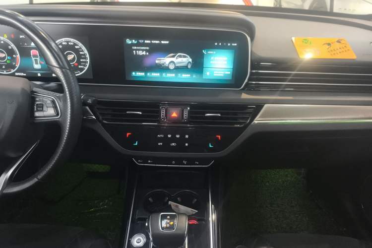Used Hongqi HS5 2022 Facelifted Version 2.0T Smart Connect Flagship All-Wheel-Drive Edition Audio And AC Panel