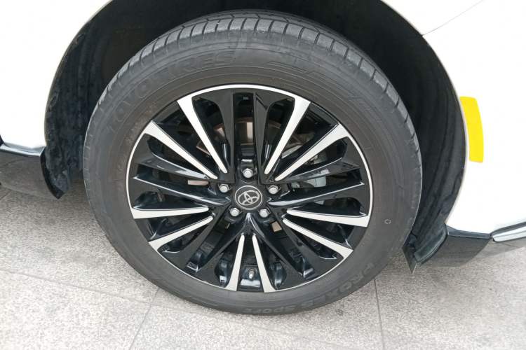Used Toyota Venza 2022 Dual-Engine 2.5L CVT Two-Wheel Drive Prestige Edition Right Front Wheel Hub