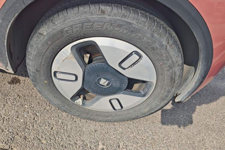 Used Baojun E300 2020 Plus Interstellar Smart Edition Right Front Wheel Hub