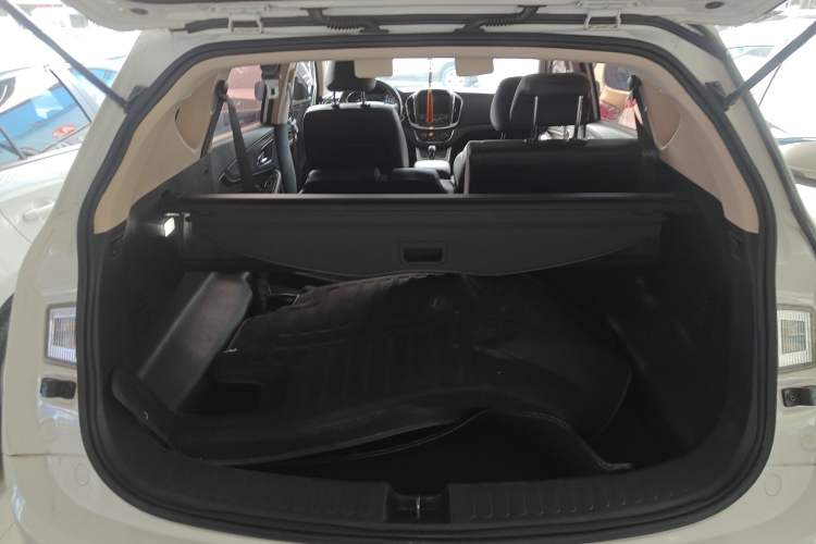 Used Baojun 560 2015 1.8L manual luxury version Trunk