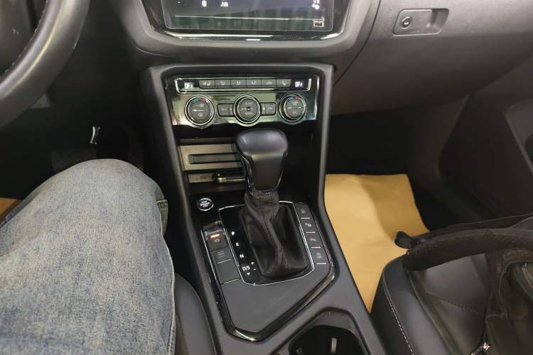 Used Volkswagen Tiguan L 2019 Revised 330TSI Automatic Two-Wheel Drive Smart & Luxury Edition China VI Standard
