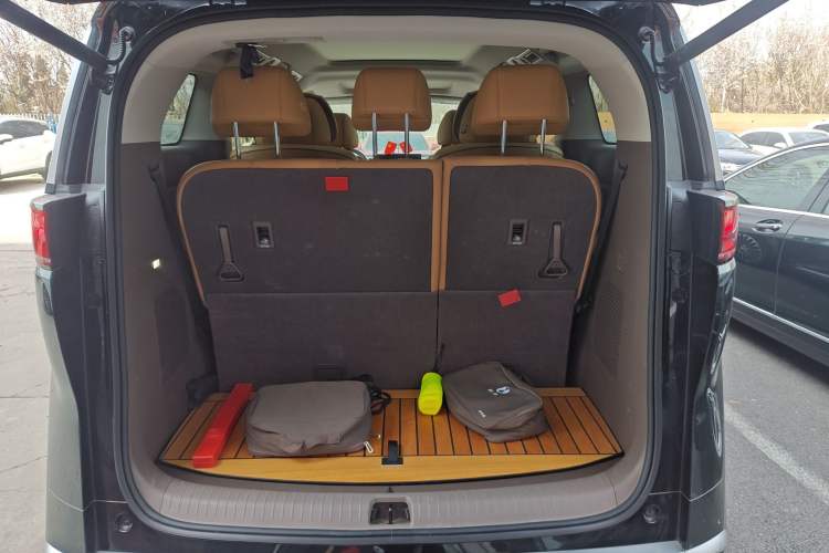 Used Denza D9 2022 DM-i 1040 Prestige Model