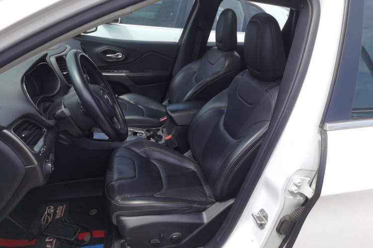 Used Jeep Cherokee 2019 2.0T Two-Wheel Drive Smart Enjoyment Version China V
