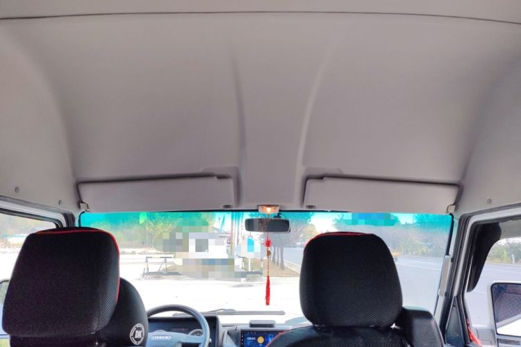 Used Iveco Daily 2021 2.5T A35 M1 Passenger Van 5-9 Seater Short Wheelbase Mid-Roof Design Dual Tires Side Sliding Door
