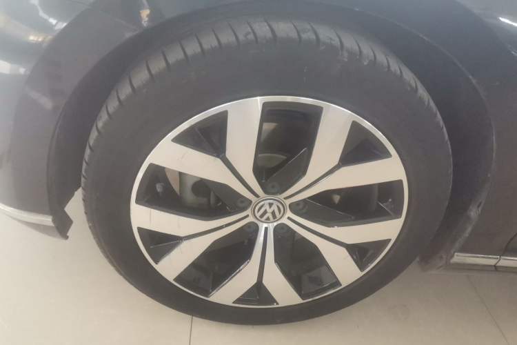 Used Volkswagen Magotan 2019 330TSI DSG Luxury Version China VI Standard Left Front Wheel Hub