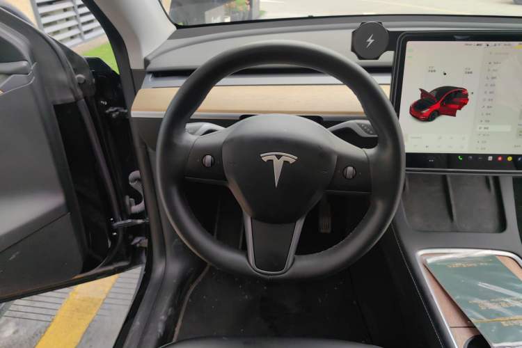 Used Tesla Model Y 2021 Standard Range Rear-Wheel Drive Version Steering Wheel