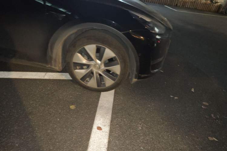 Used Tesla Model Y 2021 Standard Range Rear-Wheel Drive Version Right Front Wheel Hub