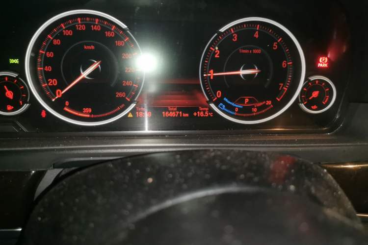 Used BMW 5 Series 2014 525Li Leading Model Odometer Close Up