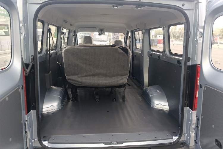 Used Wuling Yangguang 2024 300KM Comfort Version Passenger Van 75kW Trunk