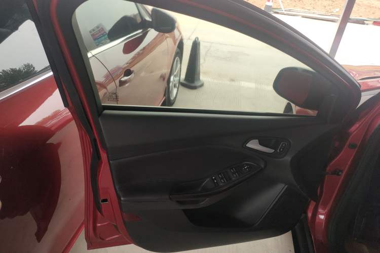 Used Ford Focus 2017 Hatchback 1.6L Automatic Fashion Edition Smart Drive Version
