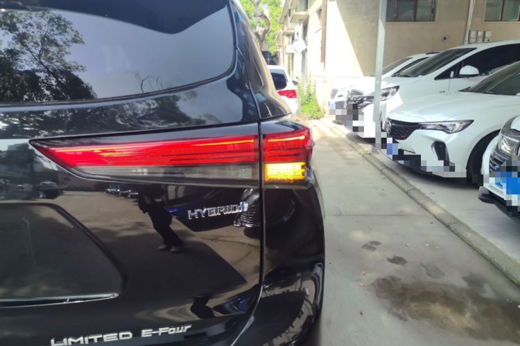 Used Toyota Crown Kluger 2022 2.5L HEV Four-Wheel Drive Flagship Edition Right Rear Taillight