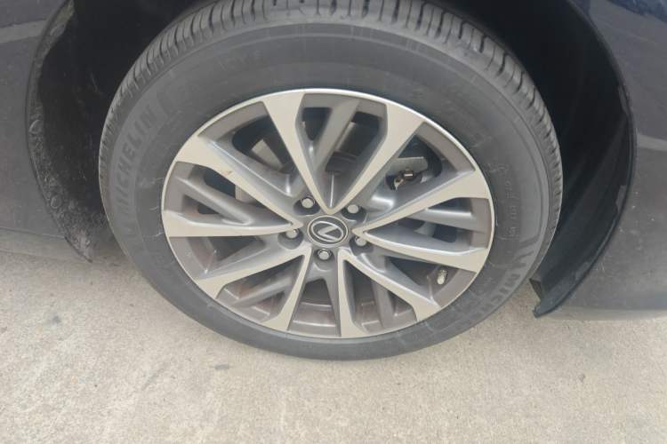 Used Lexus ES 2022 200 Excellence Edition Right Front Wheel Hub