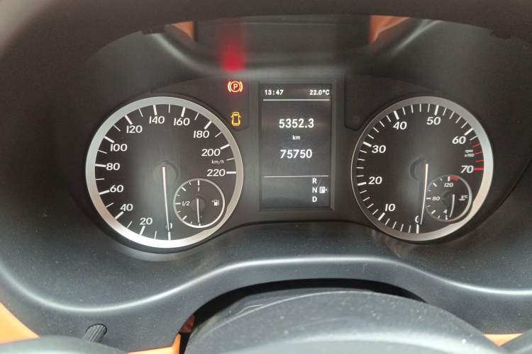 Used Mercedes-Benz Vito 2018 2.0T Elite Version 7 Seats China VI Emission Standard Odometer Close Up