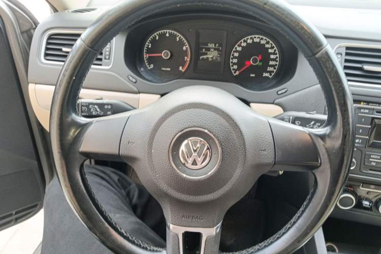 Used Volkswagen Sagitar 2014 Revised Version 1.6L Automatic Comfort Edition Steering Wheel