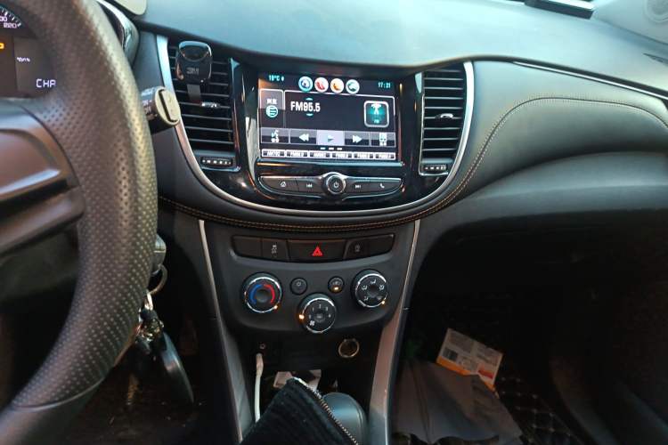 Used Chevrolet Trax 2018 330T Automatic Two-Wheel Drive Elite Model Audio And AC Panel