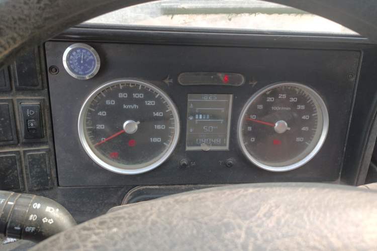 Used Iveco Daily 2020 2.8T V40 Cargo Van with Dual Tires Mid-Roof Design 3 Seats China V Emission Standard
