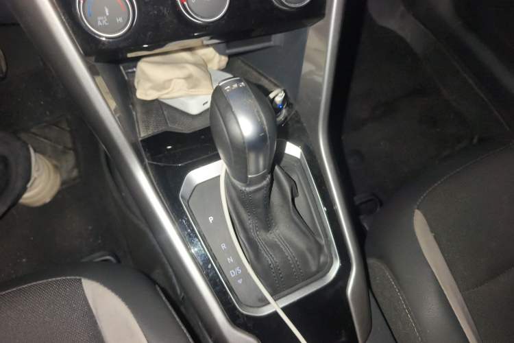 Used Volkswagen T-ROC 2019 230TSI DSG Two-Wheel-Drive Advanced Version China VI Standard Gear Lever