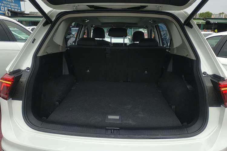 Used Volkswagen Tiguan L 2023 Restyled 330TSI Automatic Two-Wheel Drive R-Line Enhanced Comfort Version Trunk