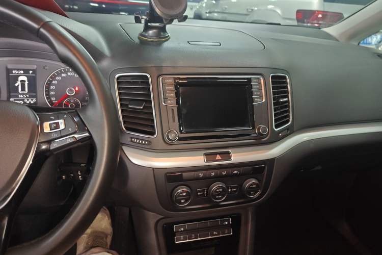 Used Volkswagen Sharan 2016 380TSI Comfort Edition 7-Seater Audio And AC Panel