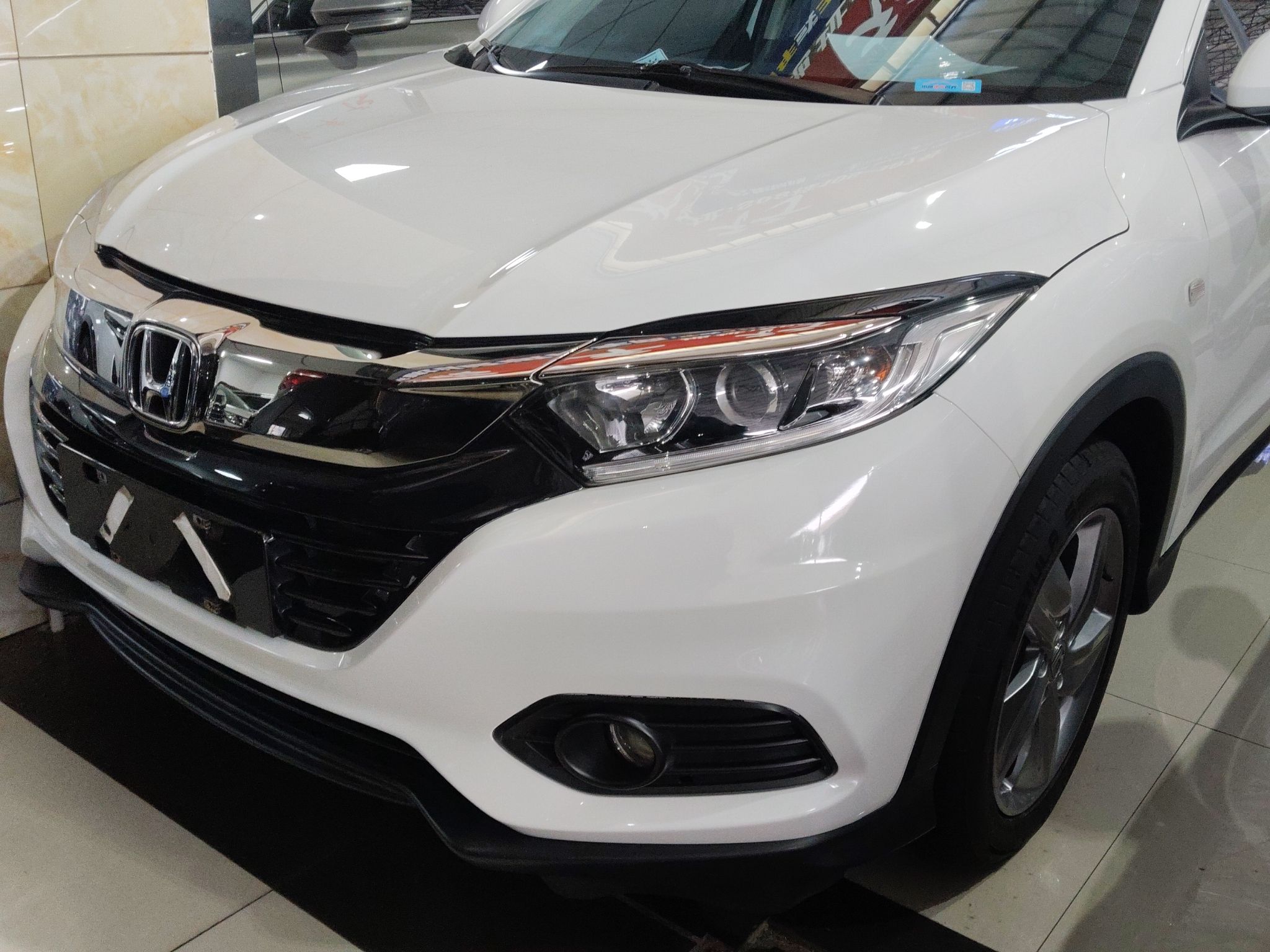 تحت مقدمة السيارة