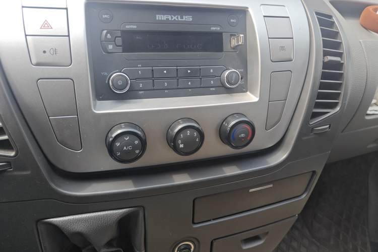 Used SAIC MAXUS Xintu V80 2016 2.5T Manual Aoyuntong National IV Short Wheelbase Mid-Roof 6-Seater Audio And AC Panel