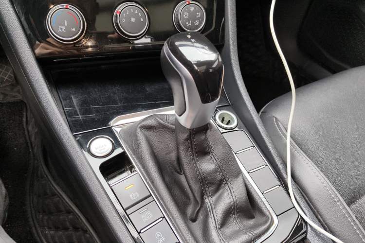 Used Volkswagen Sagitar 2021 280TSI DSG Excellence Edition Gear Lever