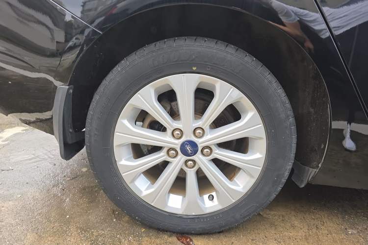 Used Ford Escort 2015 1.5L Automatic Fashion Model Right Rear Wheel Hub