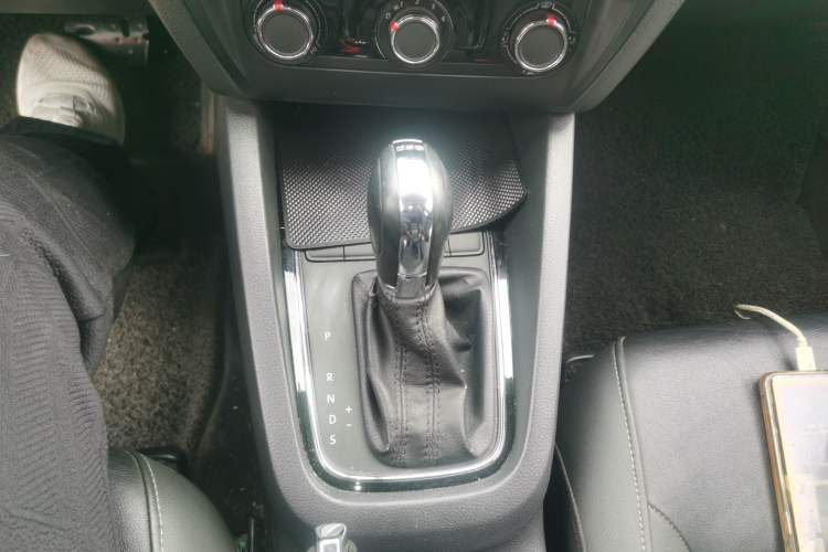 Used Volkswagen Sagitar 2016 230TSI 25th Anniversary Edition Gear Lever