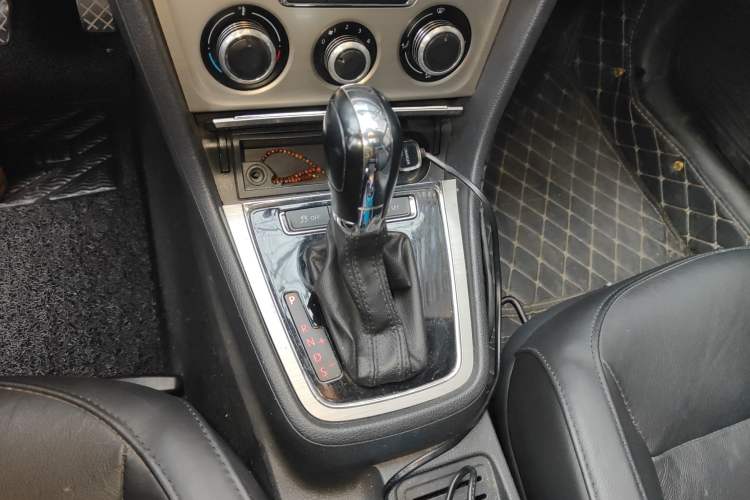 Used Volkswagen Lavida 2013 Restyled Classic 1.6L Automatic Comfort Edition Gear Lever