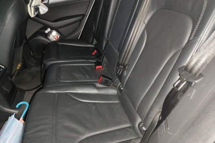 Used Audi Q5 2013 40 TFSI Ambition Interior 4