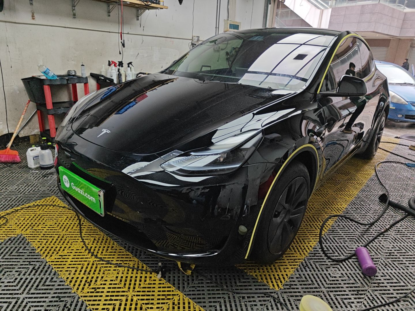 Под передней частью автомобиля