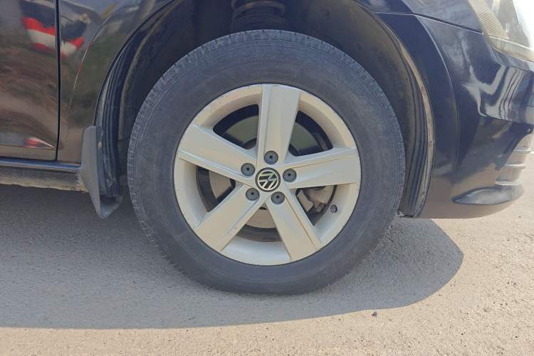 Used Volkswagen Bora 2013 1.6L Manual Fashion Edition Right Front Wheel Hub