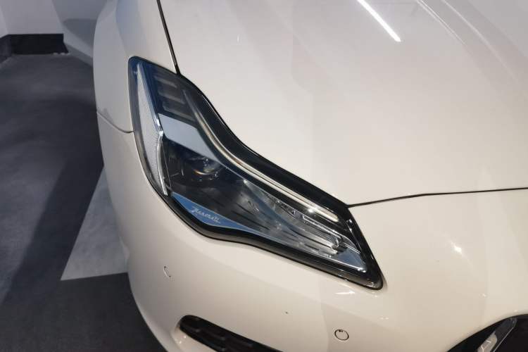 Used Maserati President 2015 3.0T Standard Model Right Front Headlight