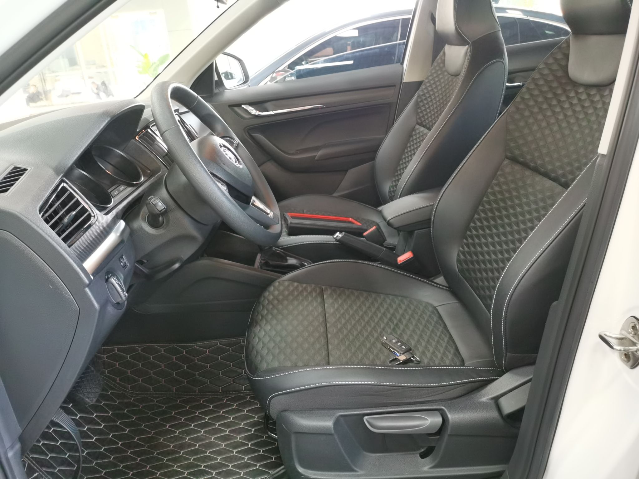 المقاعد الأمامية داخل السيارة