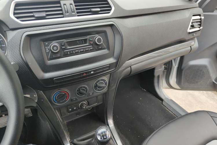 Used Great Wall Wingle 5 2023 2.4L Gasoline Two-Wheel-Drive Entry-Level Big Double Audio And AC Panel