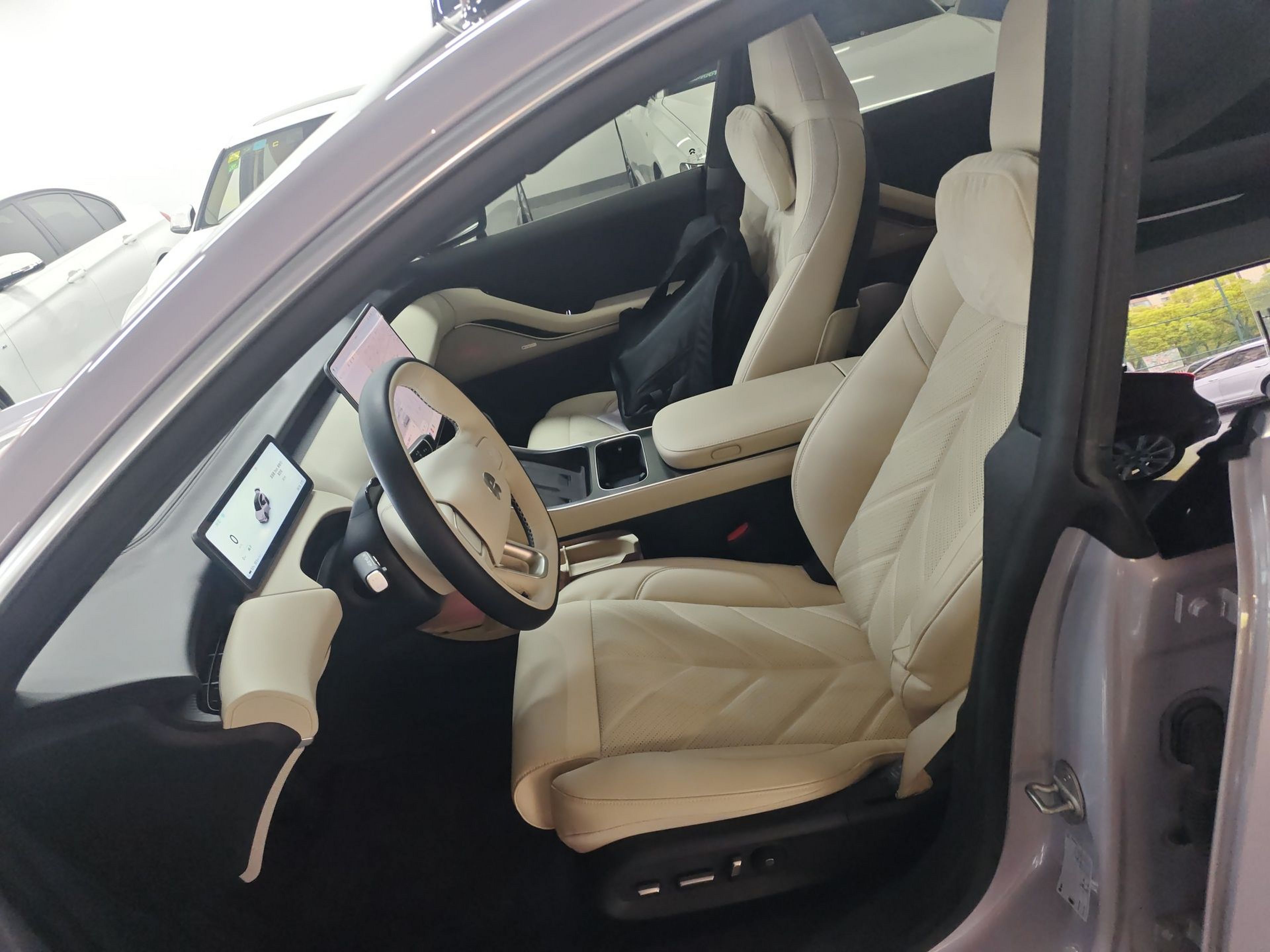 Переднее сиденье в автомобиле