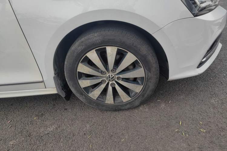 Used Volkswagen Sagitar 2015 230TSI Automatic Luxury Model Right Front Wheel Hub