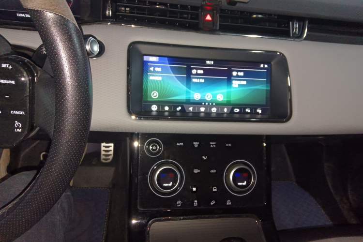 Used Land Rover Range Evoque 2020 249 PS R-DYNAMIC S Sport Edition Audio And AC Panel