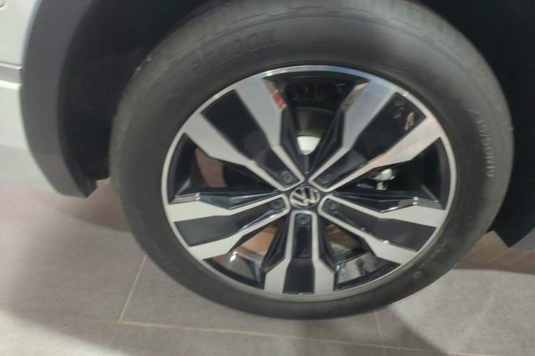 Used Volkswagen Tiguan L 2025 Model Outstanding Version 330TSI Automatic Two-Wheel Drive R-Line Longyao Edition