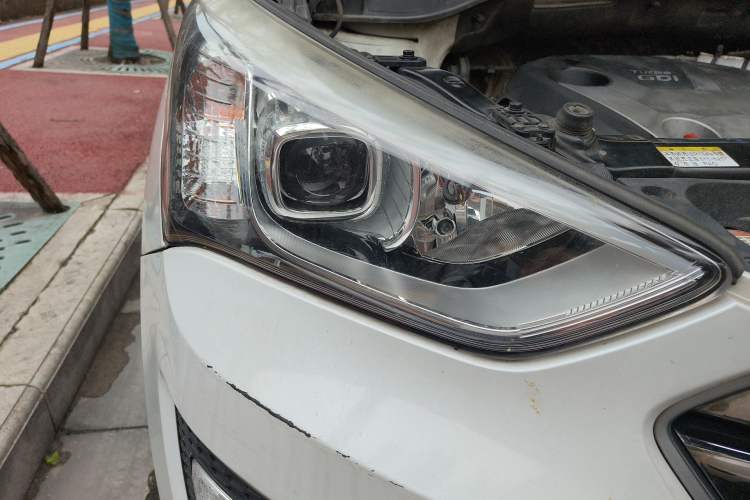 Used Hyundai Santa Fe 2015 2.0T Automatic Two-Wheel Drive Smart Version 5 Seats Right Front Headlight