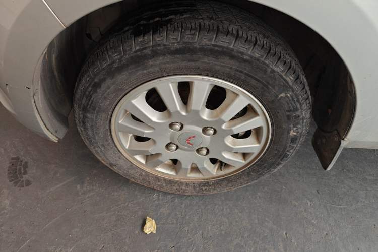 Used Wuling Rongguang V 2019 1.5L Standard Version China VI LAR Left Front Wheel Hub