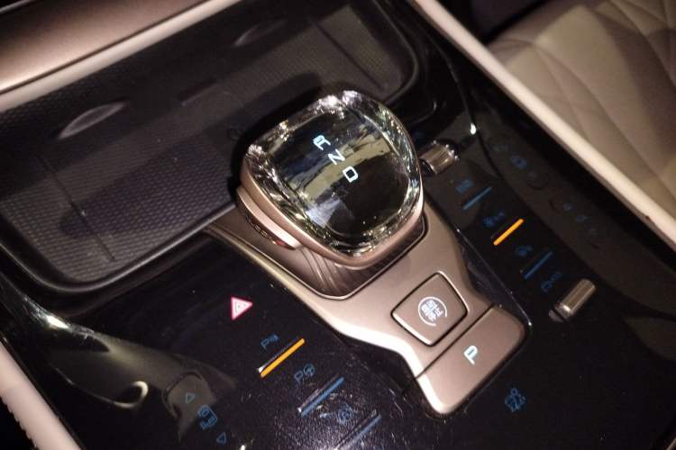 Used Denza D9 2022 DM-i 970 Four-Wheel Drive Flagship Model
