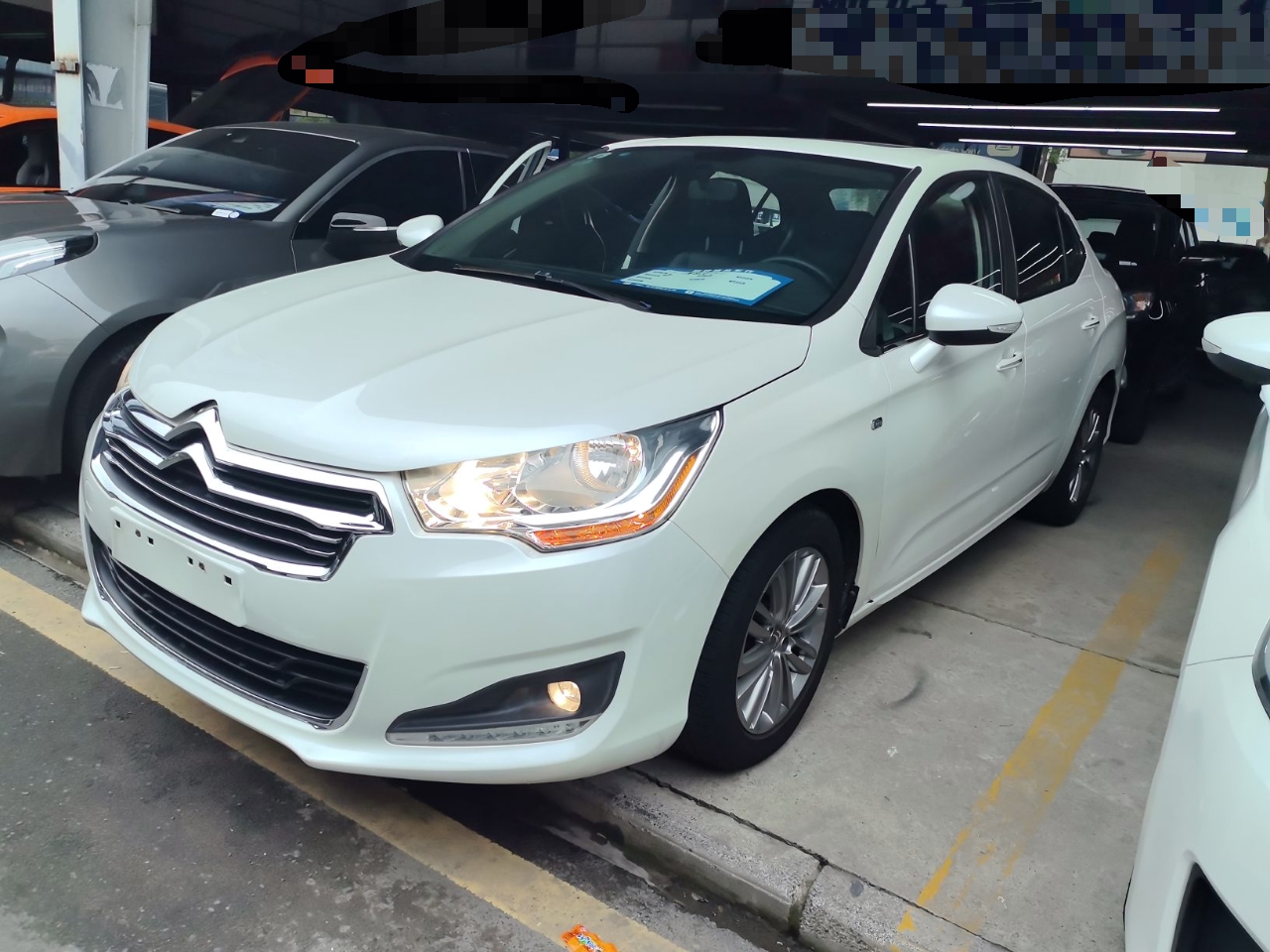 Под передней частью автомобиля