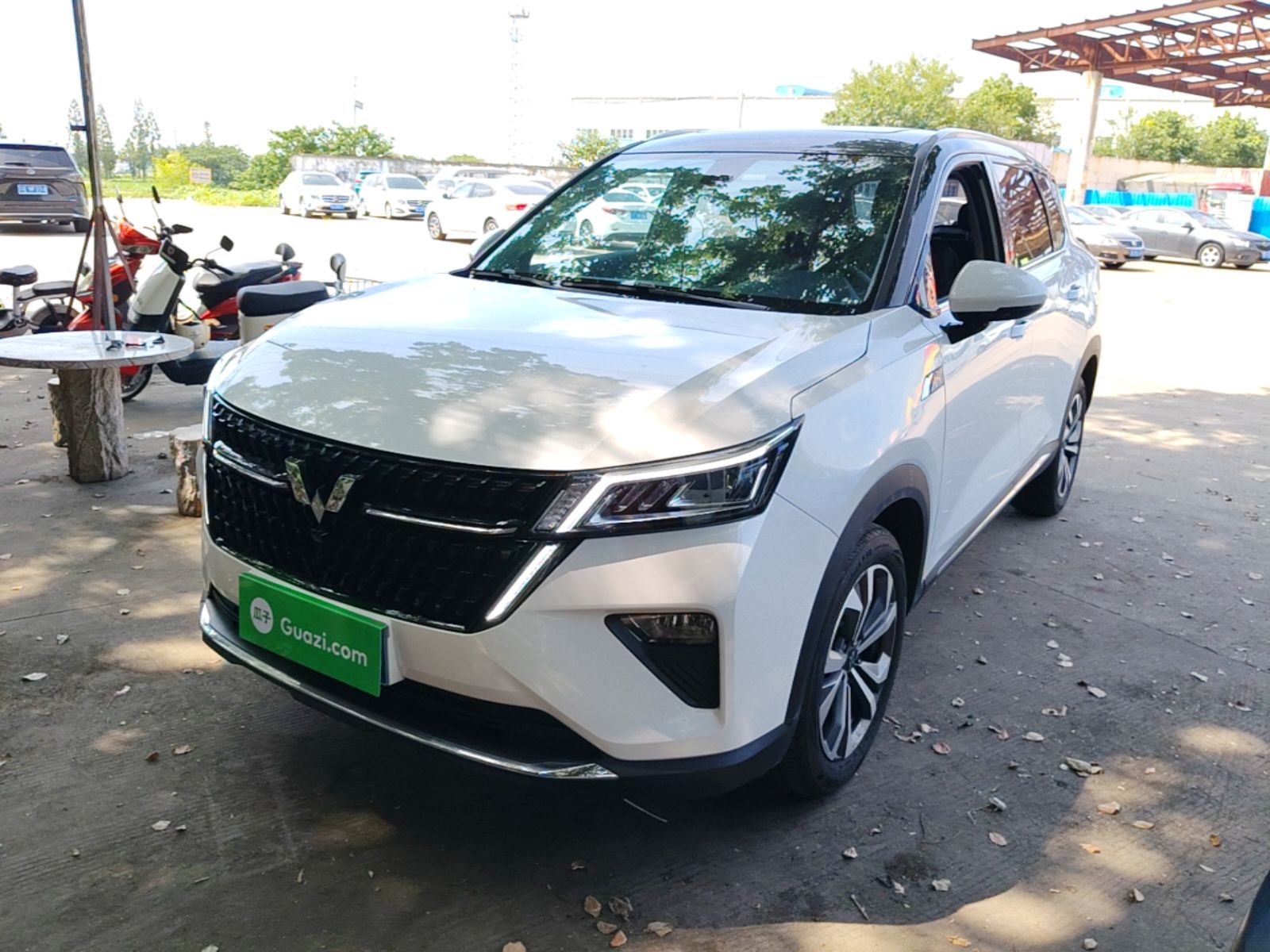 Под передней частью автомобиля