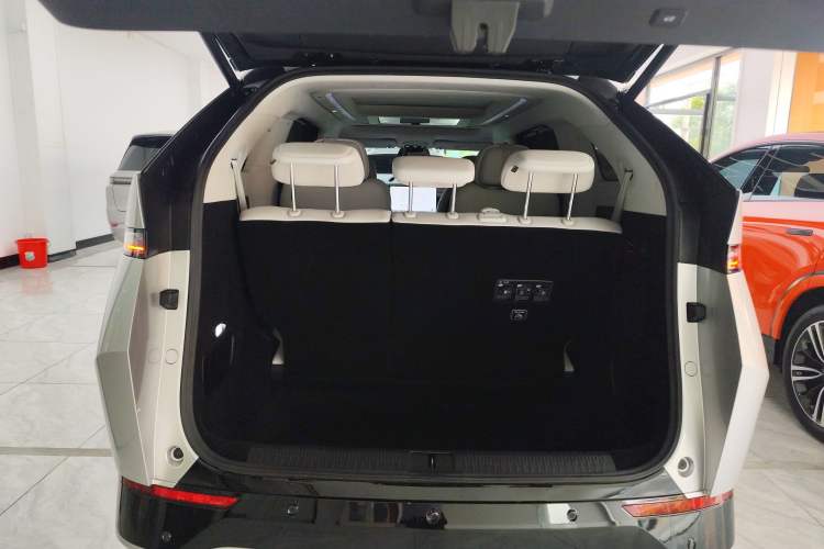 Used XPeng X9 2024 702 Ultra-Long Range Max
